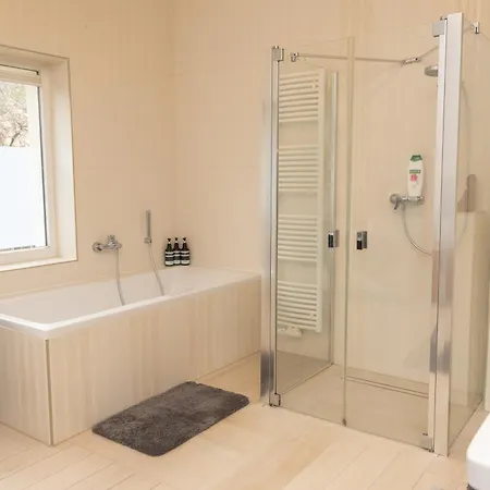 Stadthaus Mit 2 Schlafzimmern & Wohnzimmer Mit Kamin - Kostenloser Privat-parkplatz Auf Dem Grundstueck