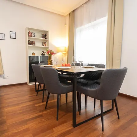 Stadthaus Mit 2 Schlafzimmern & Wohnzimmer Mit Kamin - Kostenloser Privat-parkplatz Auf Dem Grundstueck *