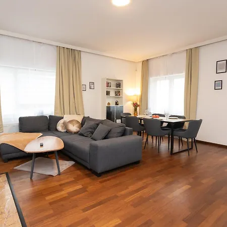 Semesterbostad Stadthaus Mit 2 Schlafzimmern & Wohnzimmer Mit Kamin - Kostenloser Privat-parkplatz Auf Dem Grundstueck *