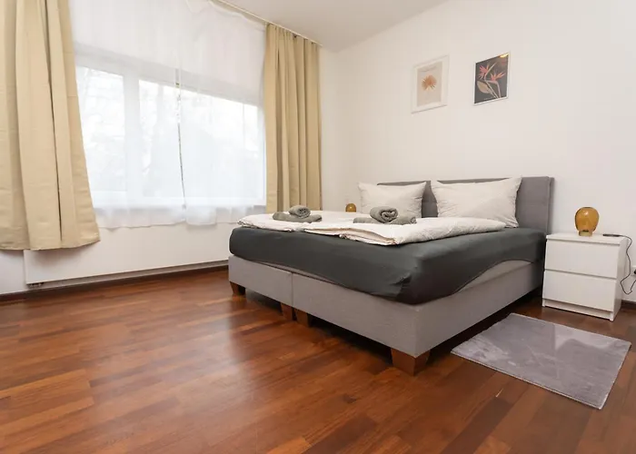 Stadthaus Mit 2 Schlafzimmern & Wohnzimmer Mit Kamin - Kostenloser Privat-parkplatz Auf Dem Grundstueck Prázdninový dům