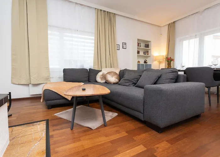 Stadthaus Mit 2 Schlafzimmern & Wohnzimmer Mit Kamin - Kostenloser Privat-parkplatz Auf Dem Grundstueck Prázdninový dům
