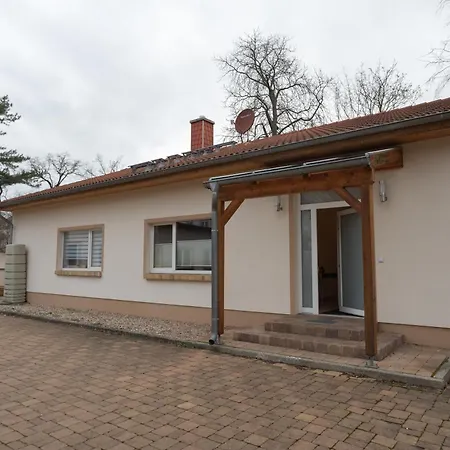 Stadthaus Mit 2 Schlafzimmern & Wohnzimmer Mit Kamin - Kostenloser Privat-parkplatz Auf Dem Grundstueck *