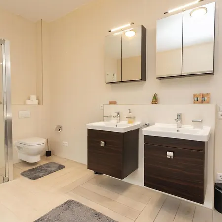 Holiday home Stadthaus Mit 2 Schlafzimmern & Wohnzimmer Mit Kamin - Kostenloser Privat-parkplatz Auf Dem Grundstueck Leipzig