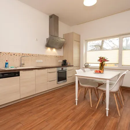 Holiday home Stadthaus Mit 2 Schlafzimmern & Wohnzimmer Mit Kamin - Kostenloser Privat-parkplatz Auf Dem Grundstueck Leipzig