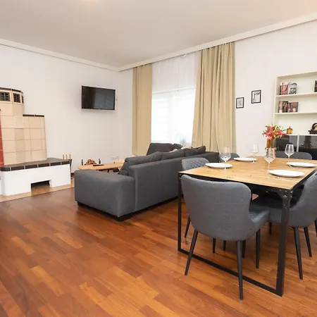 Stadthaus Mit 2 Schlafzimmern & Wohnzimmer Mit Kamin - Kostenloser Privat-parkplatz Auf Dem Grundstueck *